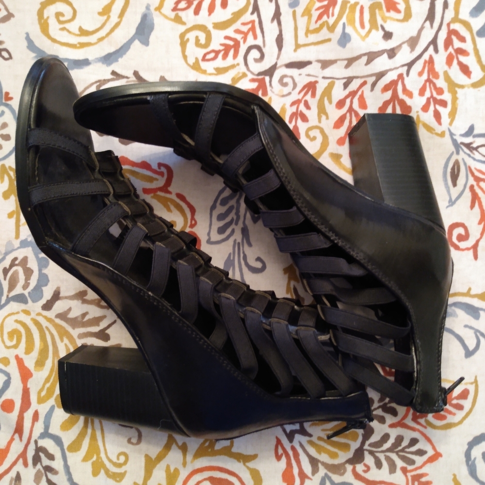 Caged style heeled shoe